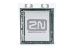 Ein elektronisches Gerät mit einem Display, das das Logo und den Schriftzug "2N Telecommunications" zeigt.