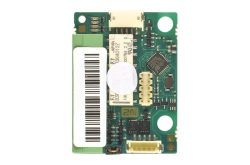Elektronische Leiterplatte mit verschiedenen integrierten Schaltkreisen und einem Barcode-Etikett auf der linken Seite.