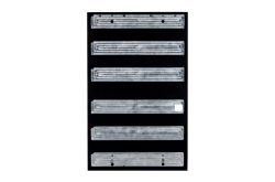 Sechs rechteckige, silberne Metallplatten auf schwarzem Hintergrund.