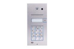 Intercom mit Kamera, Lautsprecher, Mikrofon und numerischer Tastatur in silbernem Gehäuse.