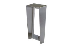 Ein silberner, rechteckiger Metallgriff mit modernem Design.