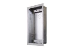 Metallische rechteckige Wandbox mit offenen Seiten und sichtbaren Montageöffnungen.