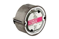Ein zylindrisches Netzteil von Traco Power, Modell TMW 06-105, mit rot-weißem Etikett und technischen Spezifikationen.