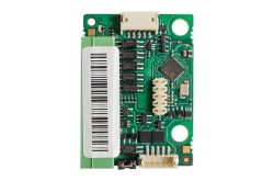 Elektronische Leiterplatte mit verschiedenen Chips und einem Barcode-Aufkleber.