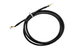 Ein langes schwarzes Kabel mit offenen Enden und Kunststoffhüllen.