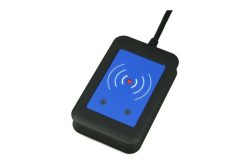 Ein rechteckiges, schwarzes RFID-Lesegerät mit blauem Feld und weißen Wellenlinien.