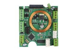 Elektronische Leiterplatte mit einer kupferfarbenen spiralförmigen Wicklung in der Mitte und mehreren grünen Steckverbindungen an den Rändern.
