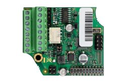 Elektronische Leiterplatte mit grünen Anschlussklemmen, verschiedenen Bauteilen und einem Barcode.