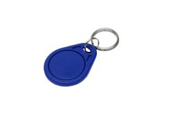 Ein blauer RFID-Schlüsselanhänger mit Metallring.