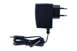 Ein schwarzes Netzteil mit EU-Stecker und einem angeschlossenen Kabel mit Stecker.