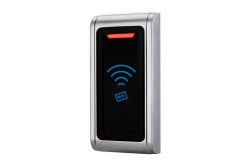 Ein RFID-Kartenleser in schwarz-silberner Ausführung mit blauer LED-Anzeige und einem RF-Symbol.