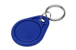 Ein blauer RFID-Chip-Anhänger mit einem silbernen Schlüsselring.