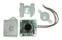 Elektronischer Sensor mit Platine und Kabel, umgeben von klaren Kunststoffabdeckungen und -halterungen.