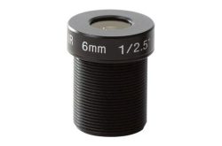Eine schwarze Kameraobjektivlinse mit der Aufschrift "IR 6mm 1/2.5''".