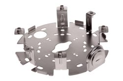 Eine metallische Halterung mit verschiedenen Öffnungen und Halterungen in einer kreisförmigen Anordnung.