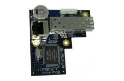 Leiterplatte mit elektronischen Komponenten, einschließlich eines RJ45-Anschlusses, eines Metallgehäuses und eines Mikrel-Chips.