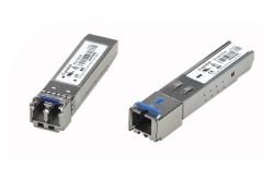 Zwei SFP-Module mit Etiketten und Anschlüssen, eines frontal und das andere seitlich betrachtet.