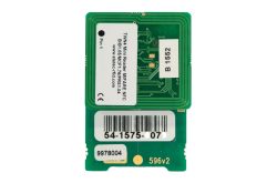Eine grüne elektronische Platine mit weißen Etiketten, Beschriftungen und einem Barcode.