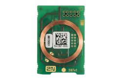Eine grüne Leiterplatte mit einer Kupferspule und einem QR-Code darauf.