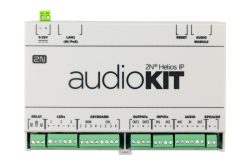 Ein weißes 2N Helios IP audioKIT-Modul mit Anschlüssen, Knöpfen und Beschriftungen, einschließlich Stromversorgung, LAN, Reset, Audio-Modul, Relais, LEDs, Tastatur, Ausgänge, Eingänge, Audio und Lautsprecher.