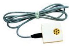 Ein weißer Temperatursensor mit einem langen grauen Kabel, das in einer Schlaufe gebunden ist.