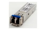 Ein SFP-Modul aus Metall mit blauen Akzenten, auf einem weißen Hintergrund liegend.