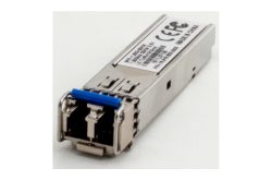 Ein SFP-Modul mit silbernem Gehäuse und blauer Verriegelung.
