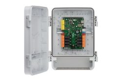 Ein offener grauer elektronischer Schaltschrank mit einer grünen Leiterplatte im Inneren.