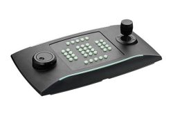 Spielsteuerungskonsole mit einem Joystick auf der rechten Seite und mehreren Tasten in der Mitte.