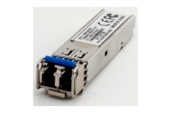 Ein SFP-Transceiver-Modul mit CE-Kennzeichnung, auf einem weißen Hintergrund.