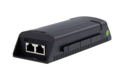 Ein schwarzes Netzwerkgerät mit zwei Ethernet-Anschlüssen, beschriftet mit "PoE Out" und "Data In".