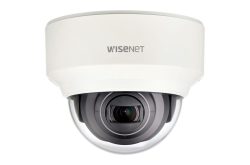 Überwachungskamera von Wisenet in weißem Gehäuse.