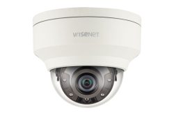Überwachungskamera mit der Aufschrift "Wisenet" auf weißem Gehäuse.