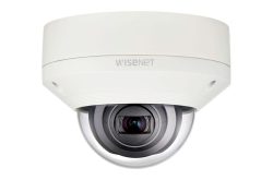 Eine weiße Sicherheitskamera der Marke Wisenet.