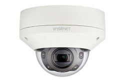 Überwachungskamera der Marke Wisenet in weißem Gehäuse.