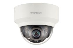 Eine weiße Dome-Überwachungskamera mit dem Logo "Wisenet" auf der Vorderseite.