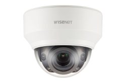 Eine weiße Überwachungskamera mit der Aufschrift "Wisenet" auf der Vorderseite.