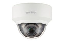 Eine weiße Dome-Überwachungskamera der Marke Wisenet.