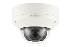 Eine weiße Überwachungskamera von Wisenet hängt an der Decke.