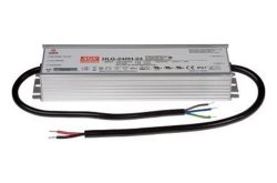 Ein rechteckiges elektronisches Gerät mit der Aufschrift "HLG-240H-24" und mehreren Zertifizierungssymbolen. Zwei Kabelstränge ragen heraus.