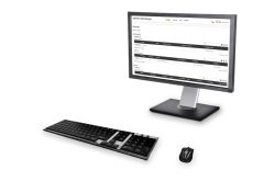 Ein Computermonitor mit einer Software-Oberfläche, daneben eine Tastatur und eine Maus.