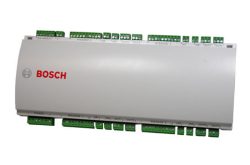 Ein weißes elektrisches Gerät von Bosch, mit grünen Anschlussklemmen an den Seiten.