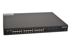 Ein Netzwerk-Switch mit mehreren Ethernet- und Glasfaseranschlüssen, etikettiert mit "ComNet".