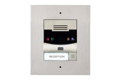 Intercom-Anlage mit Edelstahlplatte und der Aufschrift "RECEPTION".