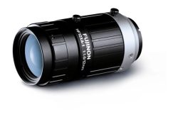 Objektiv von Fujinon HF12XA-1, 12 mm, schwarzes Gehäuse, mit silbernem Anschlussring, auf weißem Hintergrund.