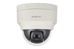 Eine Überwachungskamera, Modell "Wisenet", in einem weißen Gehäuse.