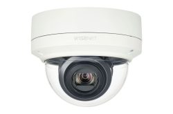 Sicherheitskamera mit der Aufschrift "WISENET" auf weißem Gehäuse.