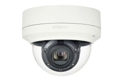 Überwachungskamera der Marke WISENET in weißem Gehäuse.