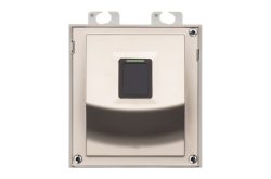Ein rechteckiger Wandschalter mit einem zentral platzierten schwarzen Taster und einer metallischen Umrandung, befestigt mit vier Schrauben an den Ecken.