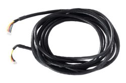 Schwarzes Kabel mit farbigen Drähten an beiden Enden.